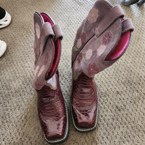 Almost new Ariat womens boots. - Picture 2 of 4